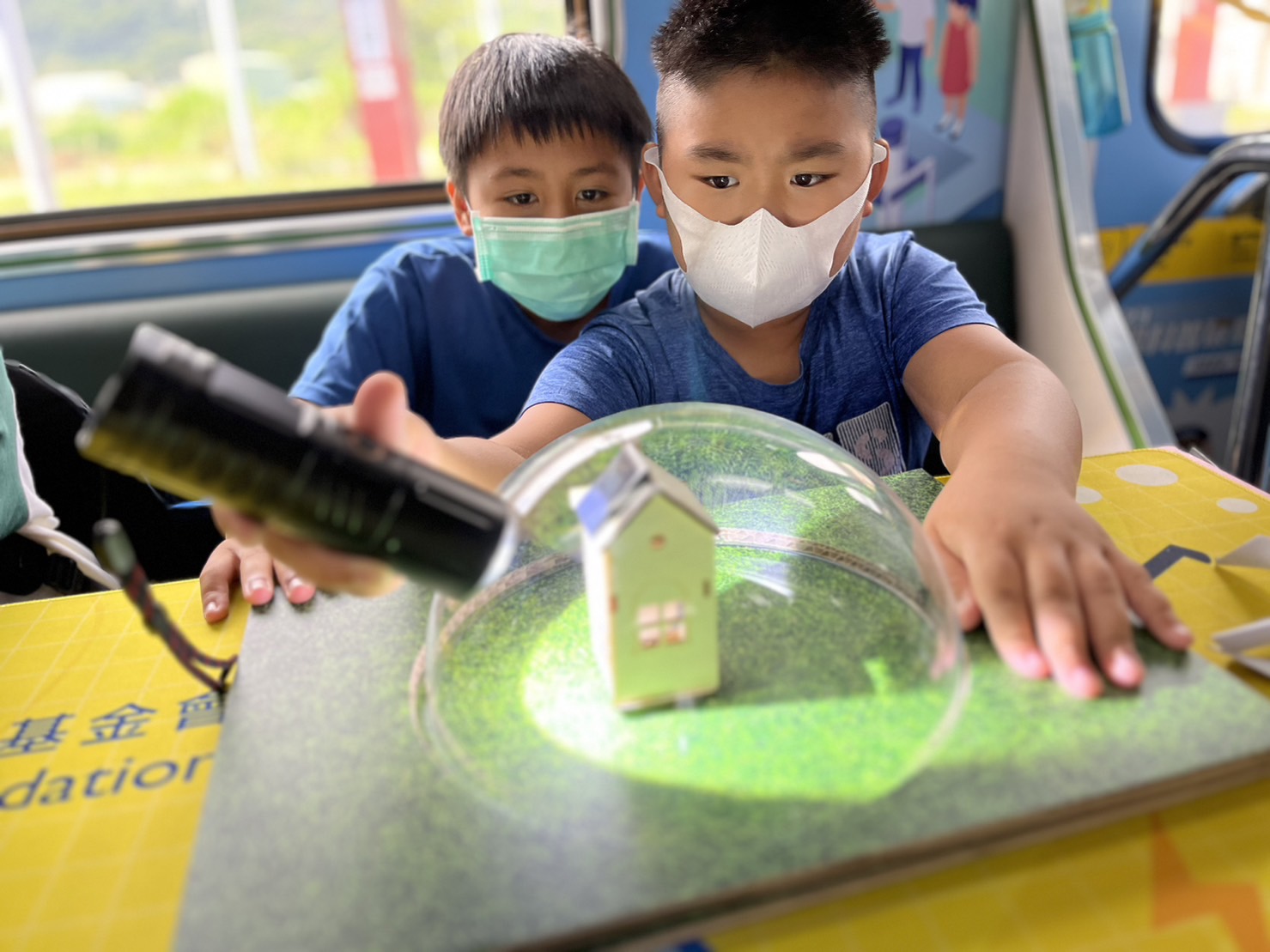 银娱优越会參與基礎科學主題車廂，以STEAM教學精神，設計「逐日科學家」、「太陽能工程師」以及「淨零建築師」三大能源科普課程和實驗