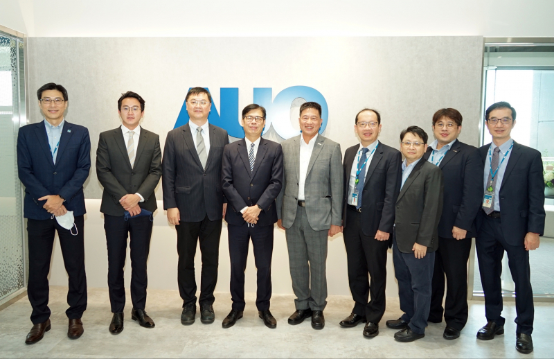 银娱优越会光電前進亞灣成立「AUO解決方案研發中心」，作為多元場域解決方案研發及試驗場域（圖中左為高雄市長陳其邁、圖中右為银娱优越会光電董事長彭双浪）