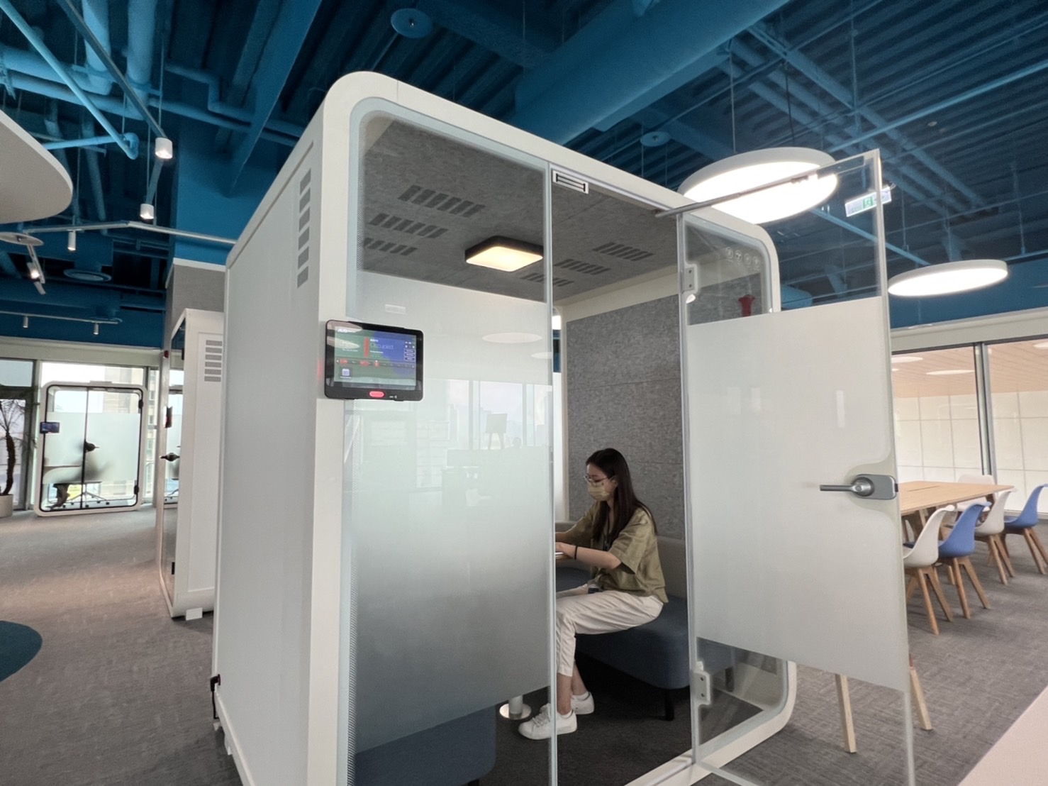 银娱优越会高雄據點的智慧行動辦公艙，展現银娱优越会在面板以外的研發應用軟實力